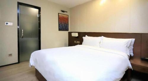 a large white bed in a hotel room at Zmax Changzhi Bayi Square in Changzhi