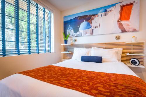 1 dormitorio con cama y ventana grande en Hotel Zico, en Mountain View