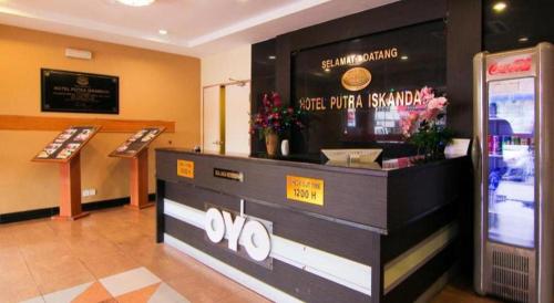 Lobi atau kawasan kaunter penerimaan di OYO 11343 Hotel Putra Iskandar