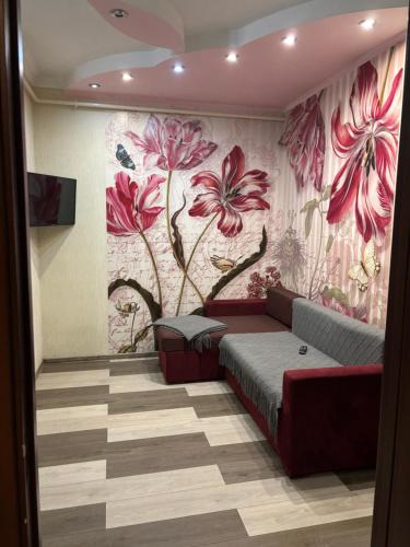 ein Zimmer mit einem Wandbild aus Blumen in der Unterkunft Apartament chirie la zi in Chişinău