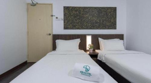 Кровать или кровати в номере Capital O 90674 4S Hotel