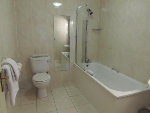 A bathroom at Potters International Hotel 