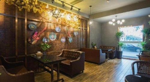 a restaurant with a wall with a painting on it at James Joyce Coffetel· Hefei Anhui Agricultural University in Hefei