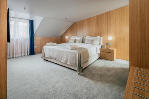 Кровать или кровати в номере Met Boutique Hotel