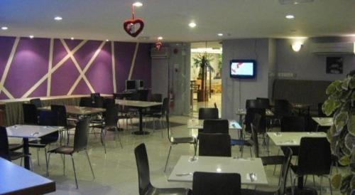 Restoran atau tempat lain untuk makan di Casuarina Hotel