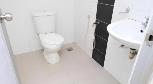 Phòng tắm tại Super OYO 635 Seven Days Hotel
