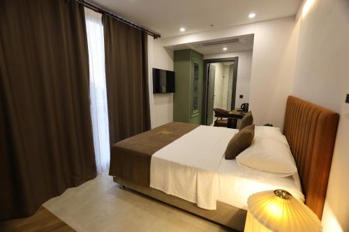 a bedroom with a large bed and a window at Gezgin Hotel in Edirne