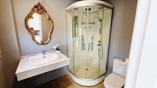 un bagno con doccia e lavandino di Velez Nazari VILLALOLA ad Alhendín