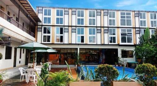 Бассейн в AEROSTOP HOTEL & RESTAURANT или поблизости