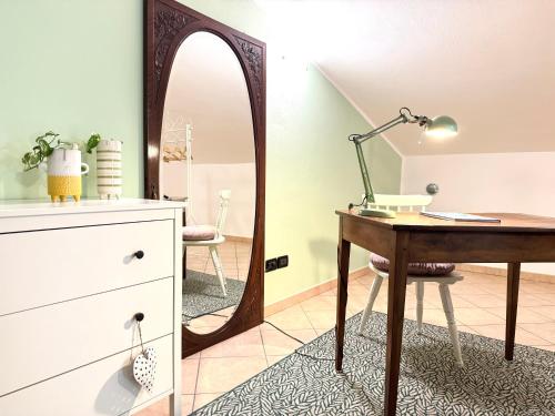 a dressing room with a desk and a mirror at ULIVI - Comodità e tranquillità con Patio e Parcheggio in Imperia