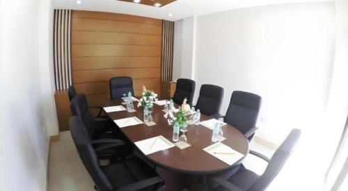 Гостиная зона в AEROSTOP HOTEL & RESTAURANT