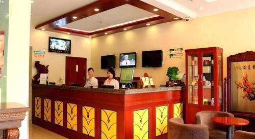 two women sitting at a bar in a restaurant at GreenTree Inn Datong YundinGYAyuan Express Hotel in Datong