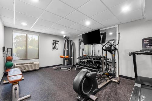 a gym with two treadmills and a treadmill at Spark by Hilton Kimball in Kimball