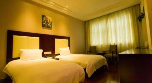 Кровать или кровати в номере GreenTree Inn Tianjin JinNan ShuangLin Metro Station Express Hotel