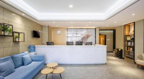 Телевизор и/или развлекательный центр в GreenTree Inn Tianjin JinNan ShuangLin Metro Station Express Hotel