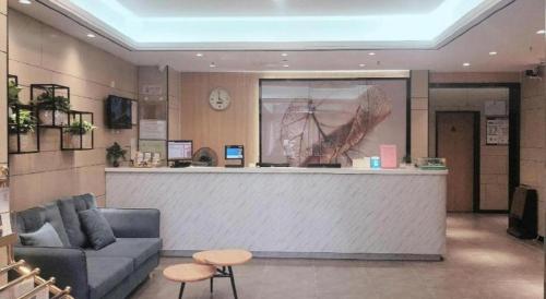 Телевизор и/или развлекательный центр в GreenTree Inn Tianjin JinNan ShuangLin Metro Station Express Hotel