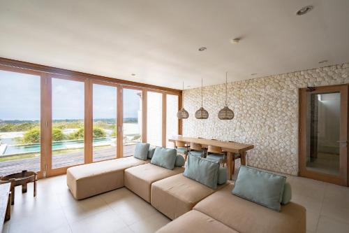 ein Wohnzimmer mit Sofa und Tisch in der Unterkunft Mermaid Villa Bingin in Bingin Beach
