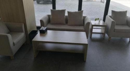 a living room with two couches and a coffee table at 7 Days Premium Yancheng Dafeng Zhongjiao Meilu City in Yancheng