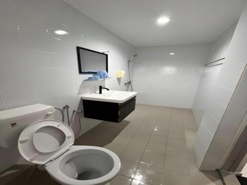 Ванная комната в OYO 90994 Hotel Golden Mouse