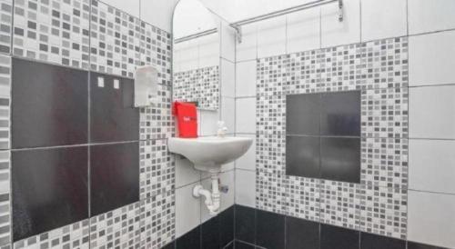 Un baño de OYO Life 92127 Skyland Pasteur