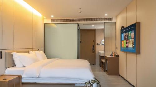 Postel nebo postele na pokoji v ubytování 云泊夜酒店浦东机场店Yunboye Hotel PVG Airport Disneyland Free Shuttle