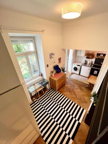 Stylish Central Apartment with Balcony
