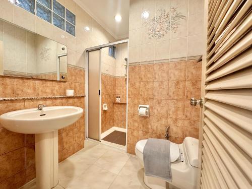a bathroom with a sink and a toilet and a shower at BohoHaven 半独立别墅 Semi D 5R 3B 15mins to KK City in Kota Kinabalu