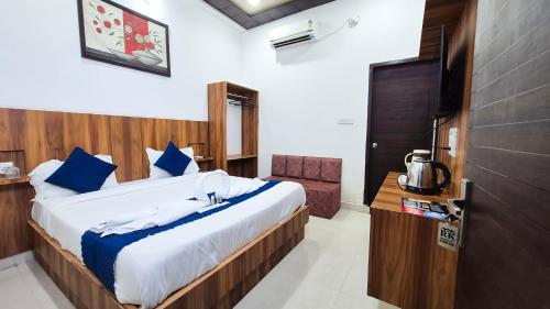 Postel nebo postele na pokoji v ubytování Hotel RK Residency Near Prem Mandir & bankey bihari temple # budget hotel near iskon temple free parking couple friendly hotel in vrindavan