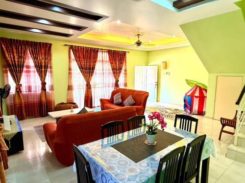 Kampong Gajah MatiにあるYang Homestayのソファとテーブルのあるリビングルーム