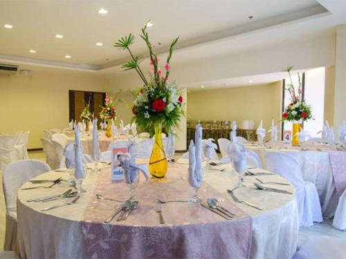 Restoran atau tempat lain untuk makan di Madison Hotel PHL