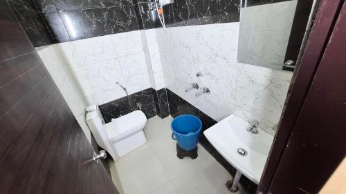 Un baño pequeño con inodoro y lavabo. en Hotel RK Residency Near Prem Mandir, en Vrindāvan