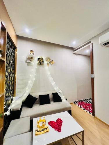 un dormitorio con una cama con mosquitera en Muffin Stays, en Ghaziabad