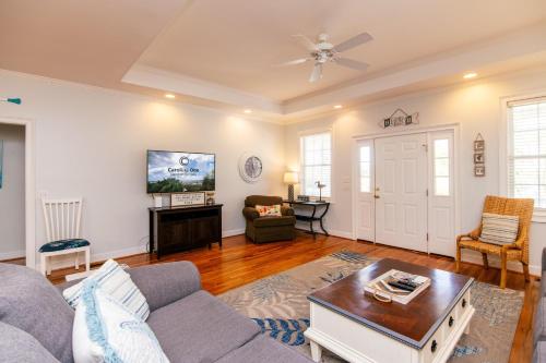 a living room with a couch and a table at Suite Caroline in Edisto Island
