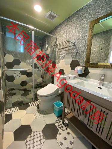 La salle de bains est pourvue d'un lavabo et d'un mur avec des vaches. dans l'établissement Starry Night, à Taïtung