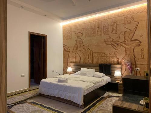 Giường trong phòng chung tại Pyramids Gold Sand INN