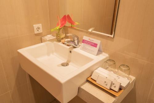 Ένα μπάνιο στο Swiss-Belinn Seminyak