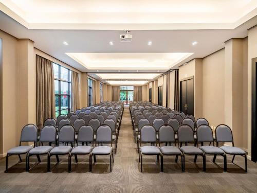 a room with a row of chairs in a hall at Grand Mercure SP Itaim Bibi in Sao Paulo