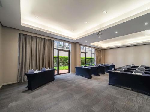 a conference room with rows of chairs and tables at Grand Mercure SP Itaim Bibi in Sao Paulo