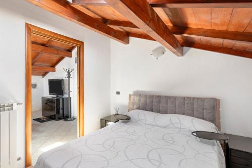 Un dormitorio con una cama con techo de madera. en La Quiete nel Bosco, en Lingueglietta