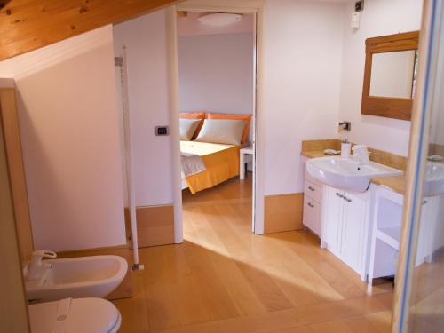 Koupelna v ubytování Mansarda con terrazzo e giardino Altopiano di Piné