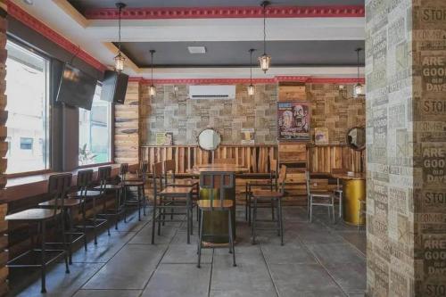Un restaurante o sitio para comer en Sans Vibes Joe Hotel Soekarno Hatta Airport
