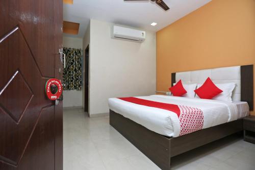 Postel nebo postele na pokoji v ubytování Hotel O Ambuja City Centre Mall Formerly Amar Marriage Palace