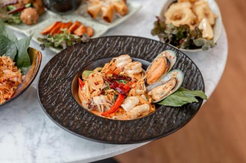 ホテルの敷地内または近くでの食事または食べ物