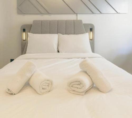 Ένα ή περισσότερα κρεβάτια σε δωμάτιο στο Central Comfort Studio by Zeus Suites