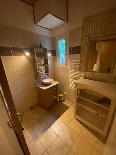a bathroom with a sink and a mirror at Maisonnette deux chambres au fameux PAS DE ROLAND in Itxassou