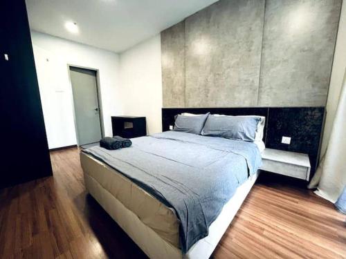 シャー・アラムにあるFirst Residence at i-City Shah Alamの部屋の中に大きなベッドがある寝室