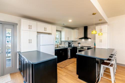 a kitchen with black counters and white cabinets at Sulla Sabbia in Edisto Island