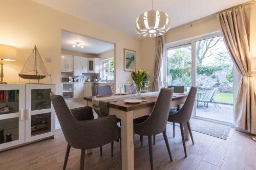 Dapur atau dapur kecil di Delightful cottage just steps from Kenmare town