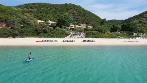 DevelíkiaにあるDevelikia Private Villas, Pnoēlis, Ierissosの海岸近くの水上カヤックに乗る者