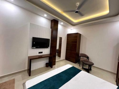Μια τηλεόραση ή/και κέντρο ψυχαγωγίας στο Townhouse Subharti University Meerut Formerly Hotel Celebration